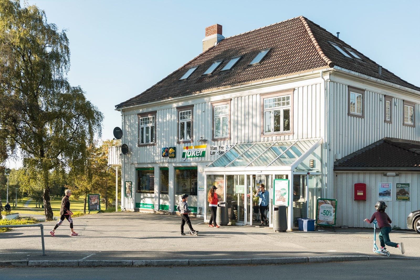 Joker Festningen ligger også ca. 8 minutters gange fra leiligheten og har søndagsåpent. I motsatt retning ligger Bunnpris Samfundet som også holder åpent på søndager. Galleribilde