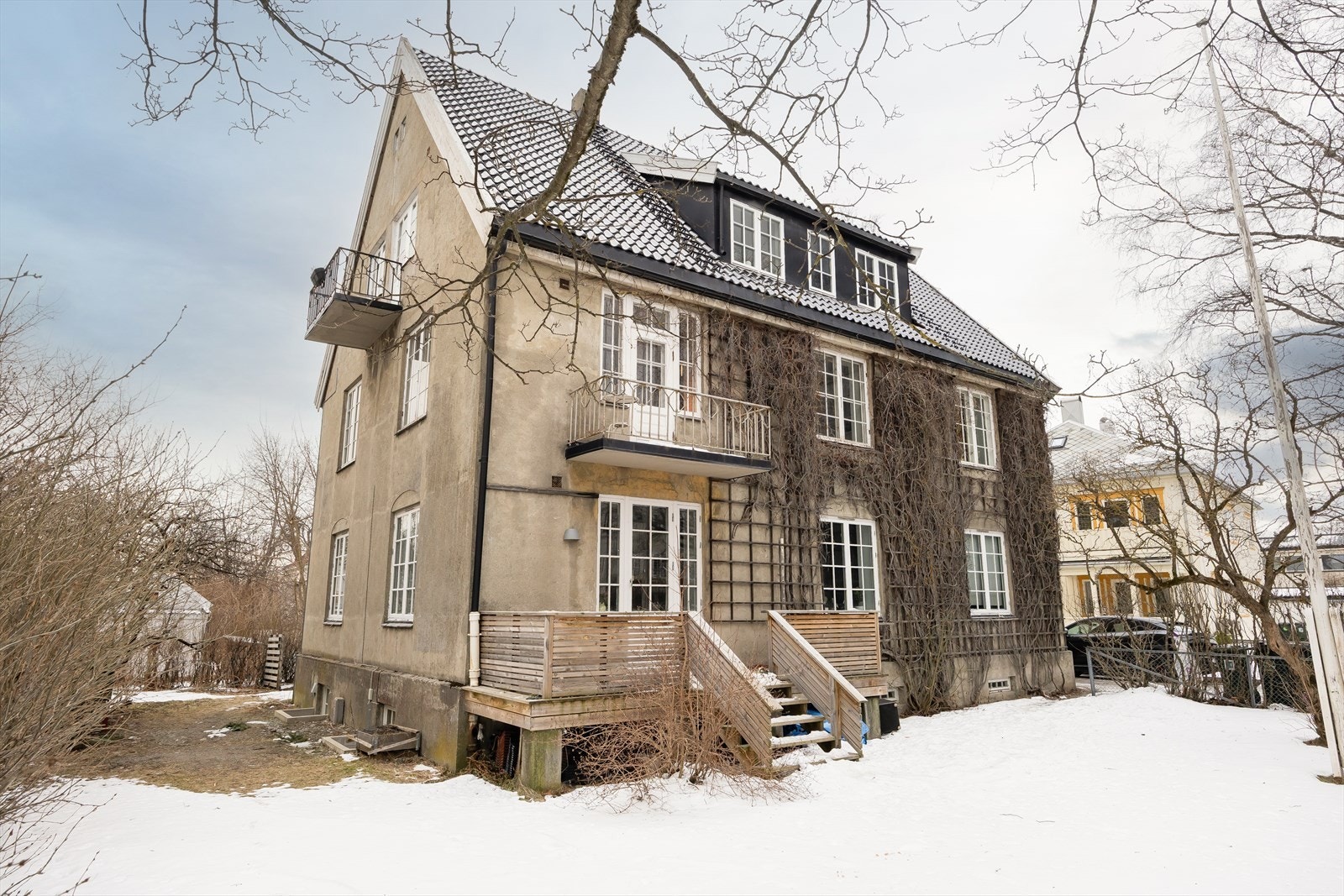 Sameiet har en felles hage som kan benyttes fritt av beboerne. Leiligheten disponerer én bod i kjeller for praktisk oppbevaring. Galleribilde