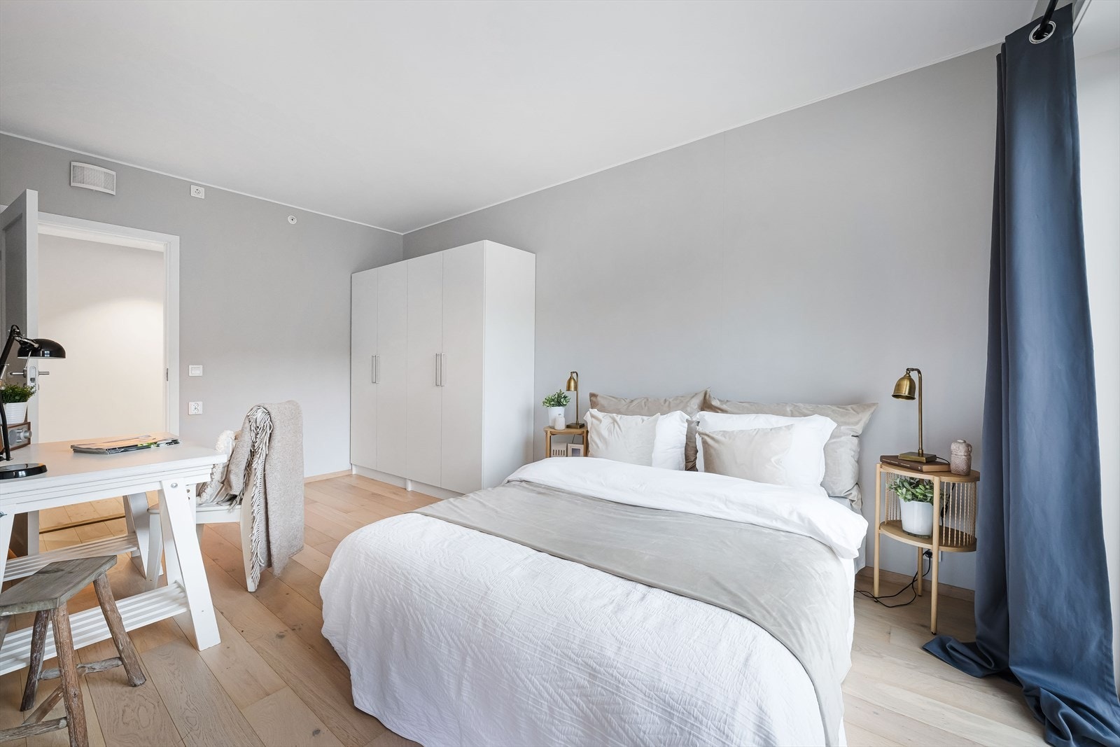 Hovedsoverommet har ekstra god plass og en praktisk utgang til terrassen - en perfekt plass for avslapping. Galleribilde