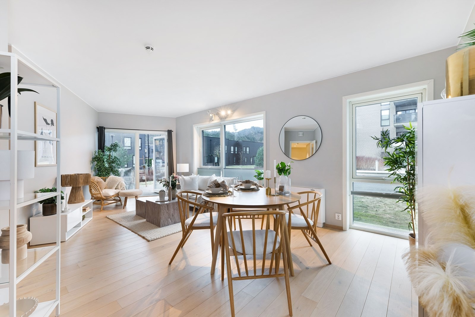 Gulvet består av stilren 1-stavs parkett, og det er praktiske og dekorative plisségardiner på alle stuevindu. Galleribilde