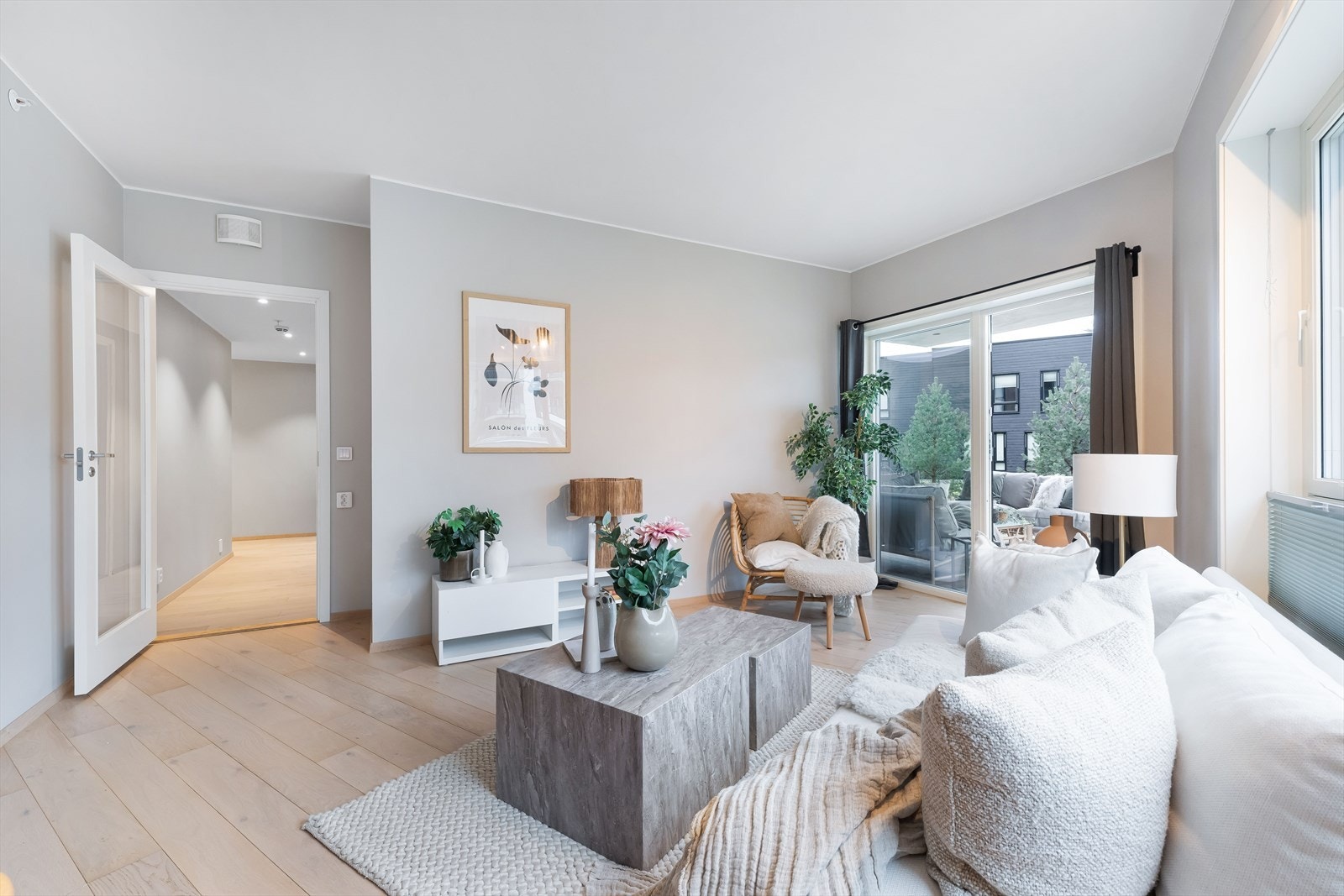 Utgang til den romslige, vestvendte terrassen gjør stuen ekstra attraktiv som et sosialt og avslappende samlingspunkt. Galleribilde