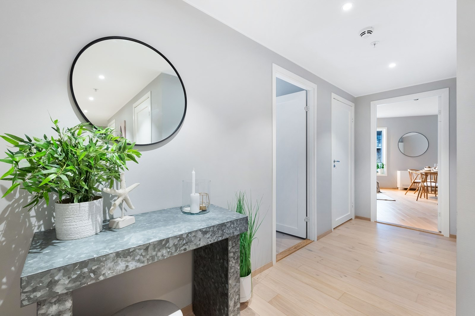 Innebygd downlightsbelysning sørger for et helhetlig og moderne inntrykk. Galleribilde