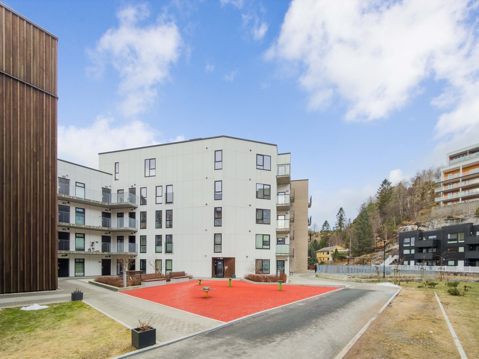 Fellesområdet rundt boligen er parkmessig opparbeidet med grønne plener, lekker beplantning, og godt vedlikeholdte interne veier. Galleribilde