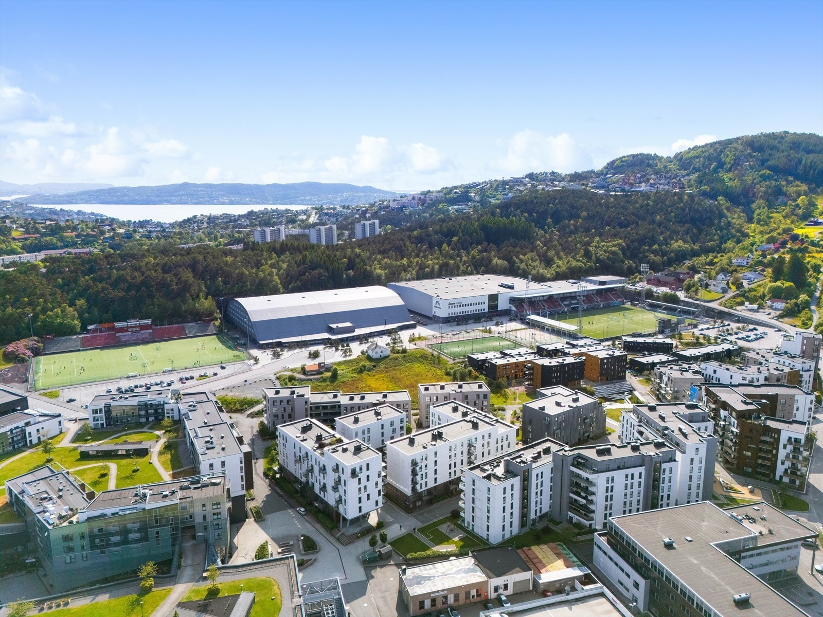 Like i nærheten av leiligheten finner du både fotballbane, volleyballbane og Åsane Arena. Galleribilde