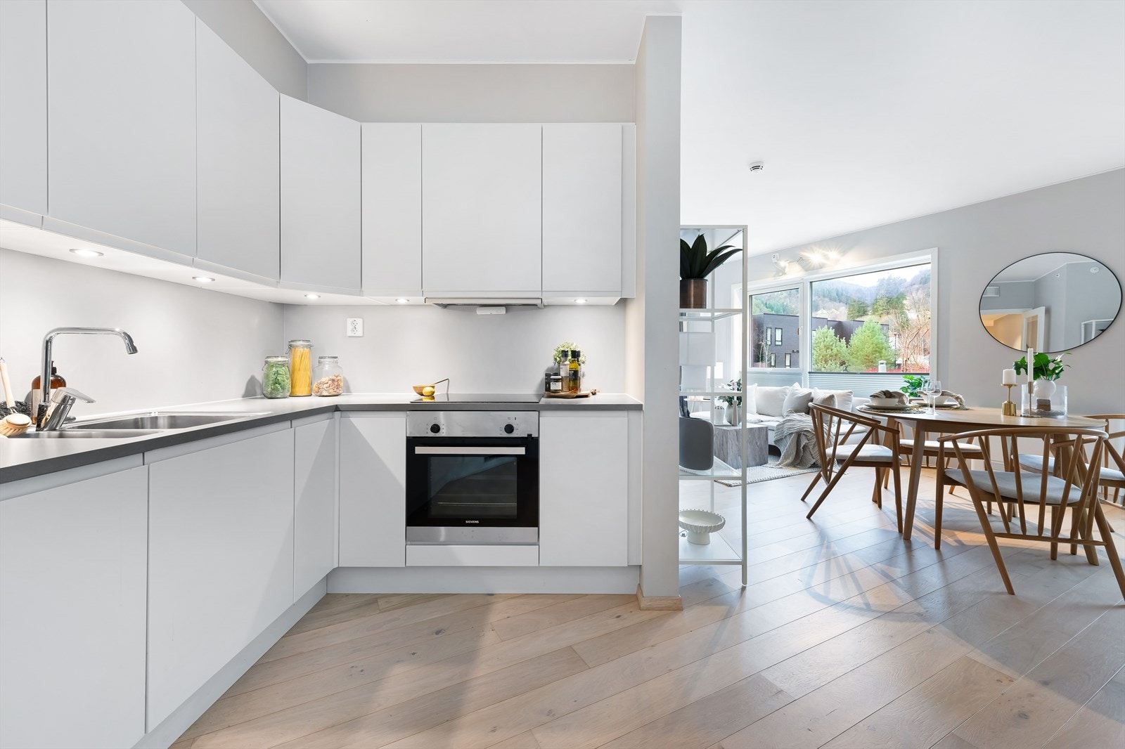 Kjøkkenet er moderne med lyse, slette fronter og integrerte hvitevarer. Galleribilde