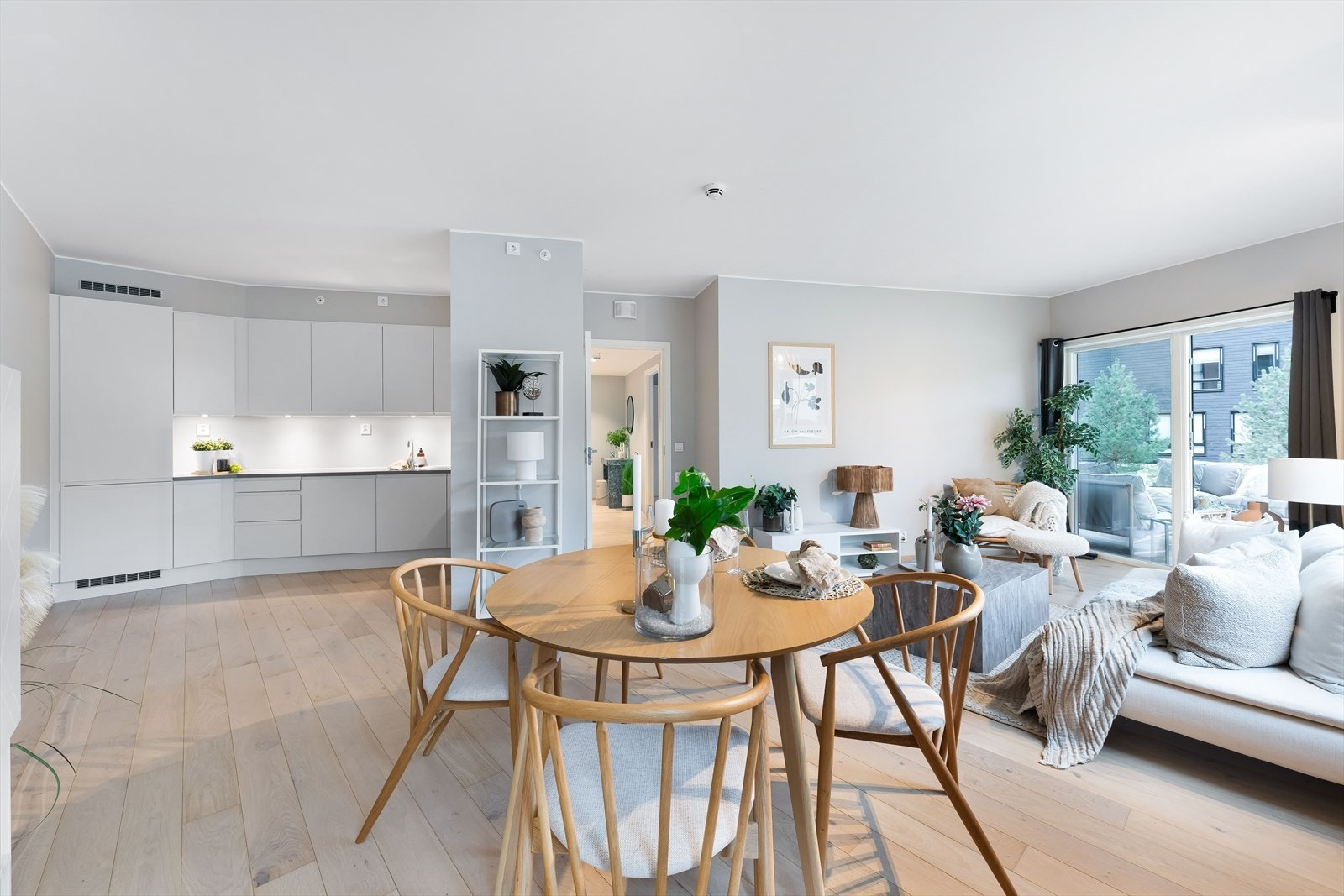 Dette åpne kjøkkenet ligger i en sosial og praktisk løsning mot stuen og har god plass til spisestue mellom sonene. Galleribilde