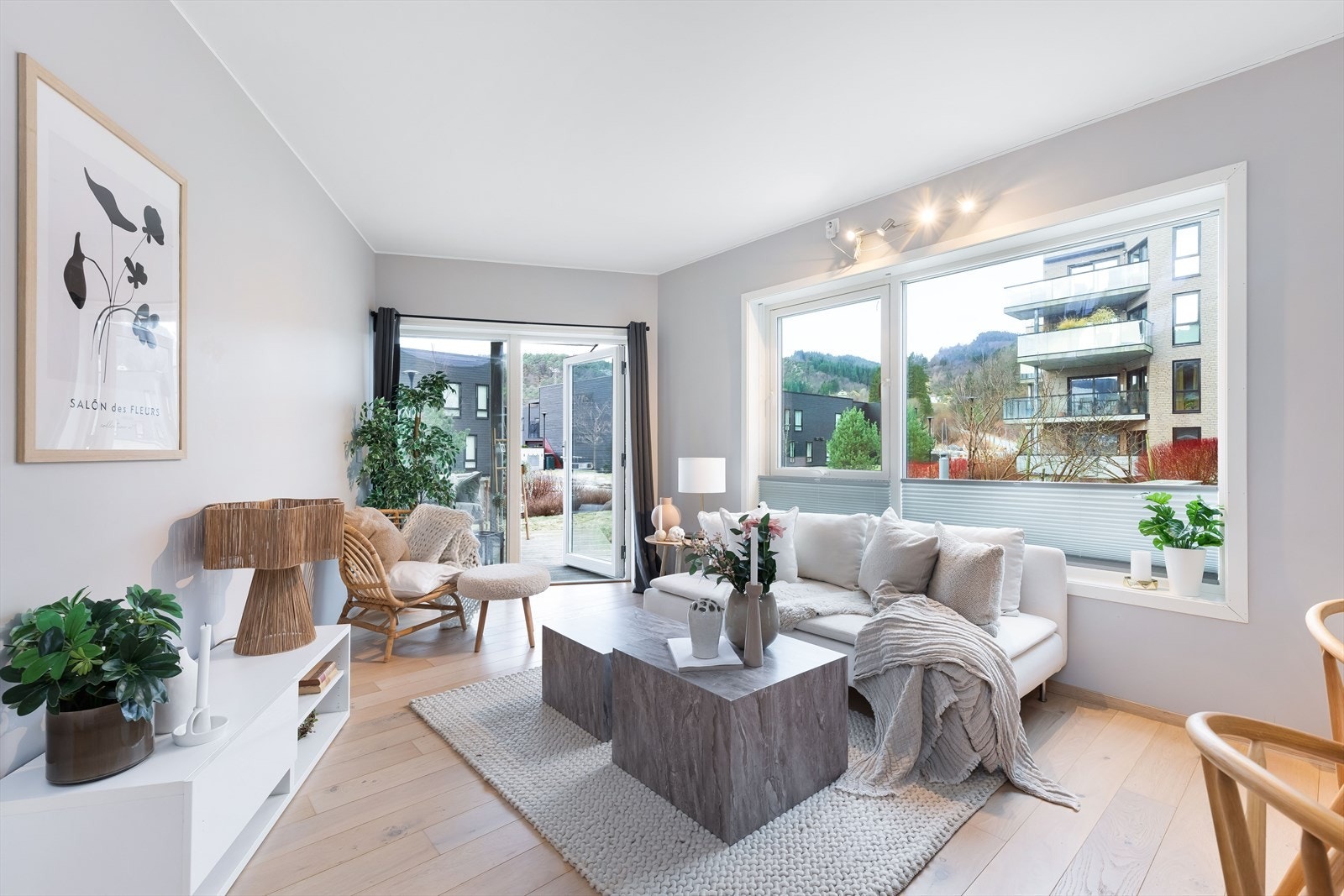 Den trivelige stuen har flotte, åpne vindusflater som sikrer naturlig lysinnfall og gir godt utsyn. Galleribilde