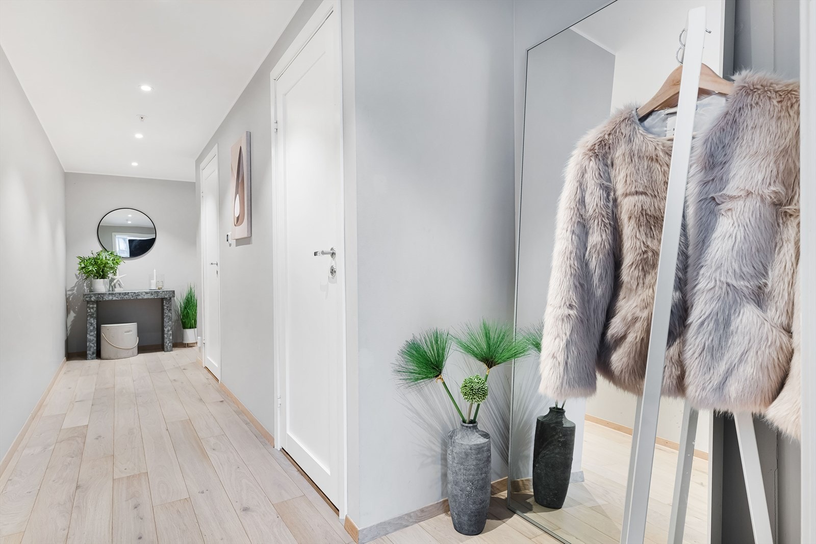 Leiligheten har en lys og innbydende entré med 1-stavs parkett på gulv og malte slette vegger, som gir et stilrent uttrykk. Galleribilde