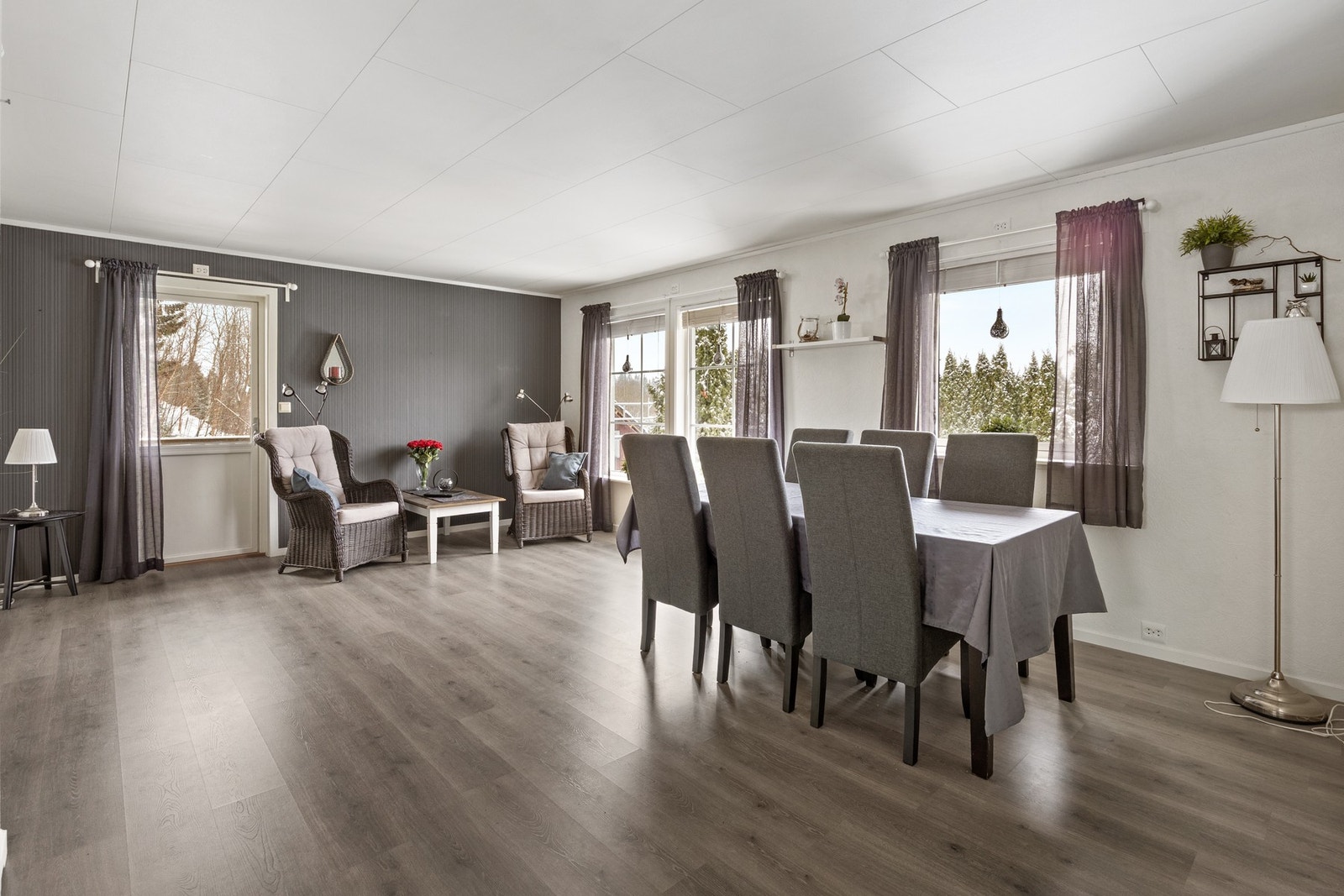 Lyse overflater og vindu sørger for gode dagslysforhold Galleribilde