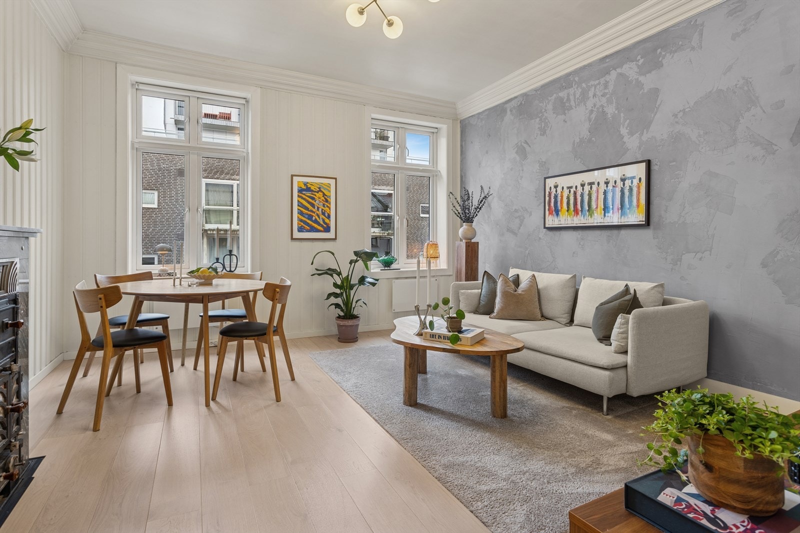 Stuen oppleves som et lyst og romslig oppholdsrom med god takhøyde, store vindusflater fra 2011 og pene overflater. Galleribilde