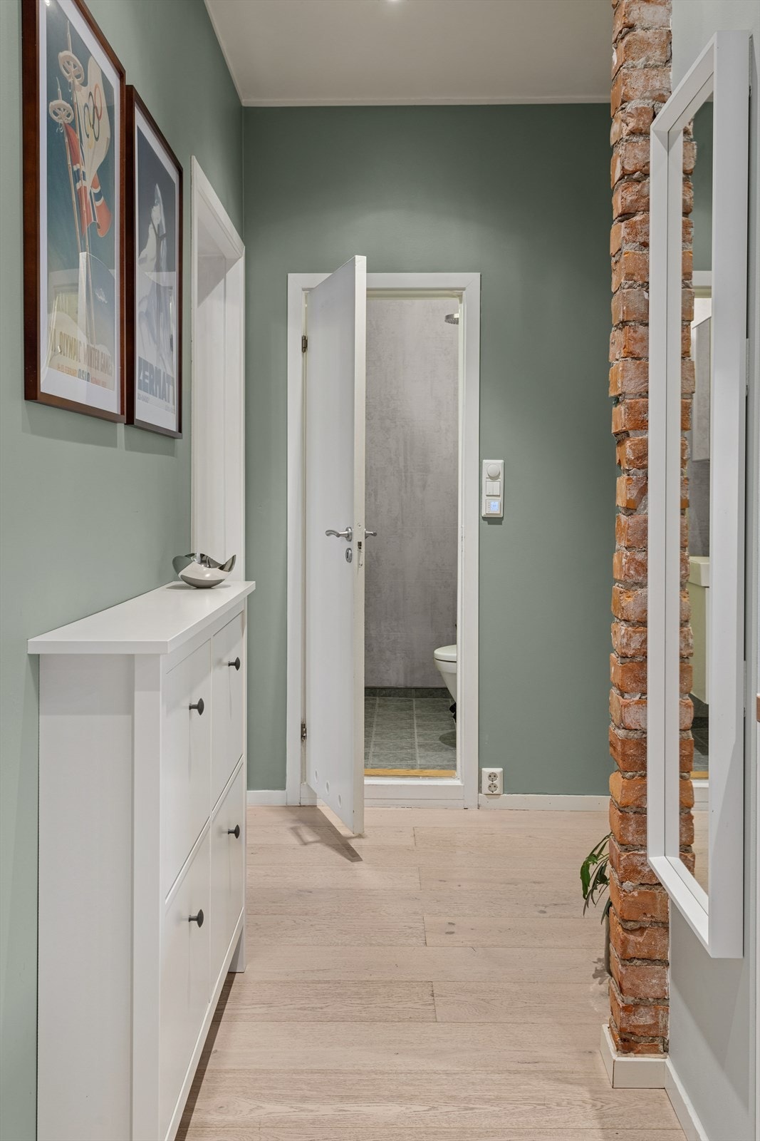 Entréen gir et godt førsteinntrykk, med en eksponert teglsteinsdetalj som gir karakter. Galleribilde