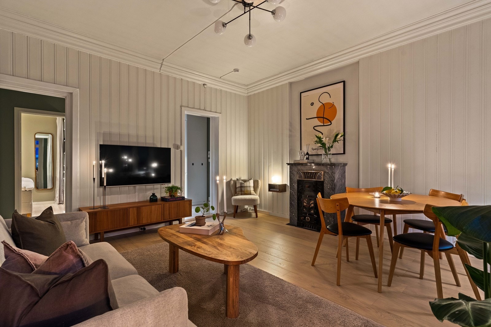 Stuens takhøyde er oppmålt til ca. 2,90 meter. Galleribilde