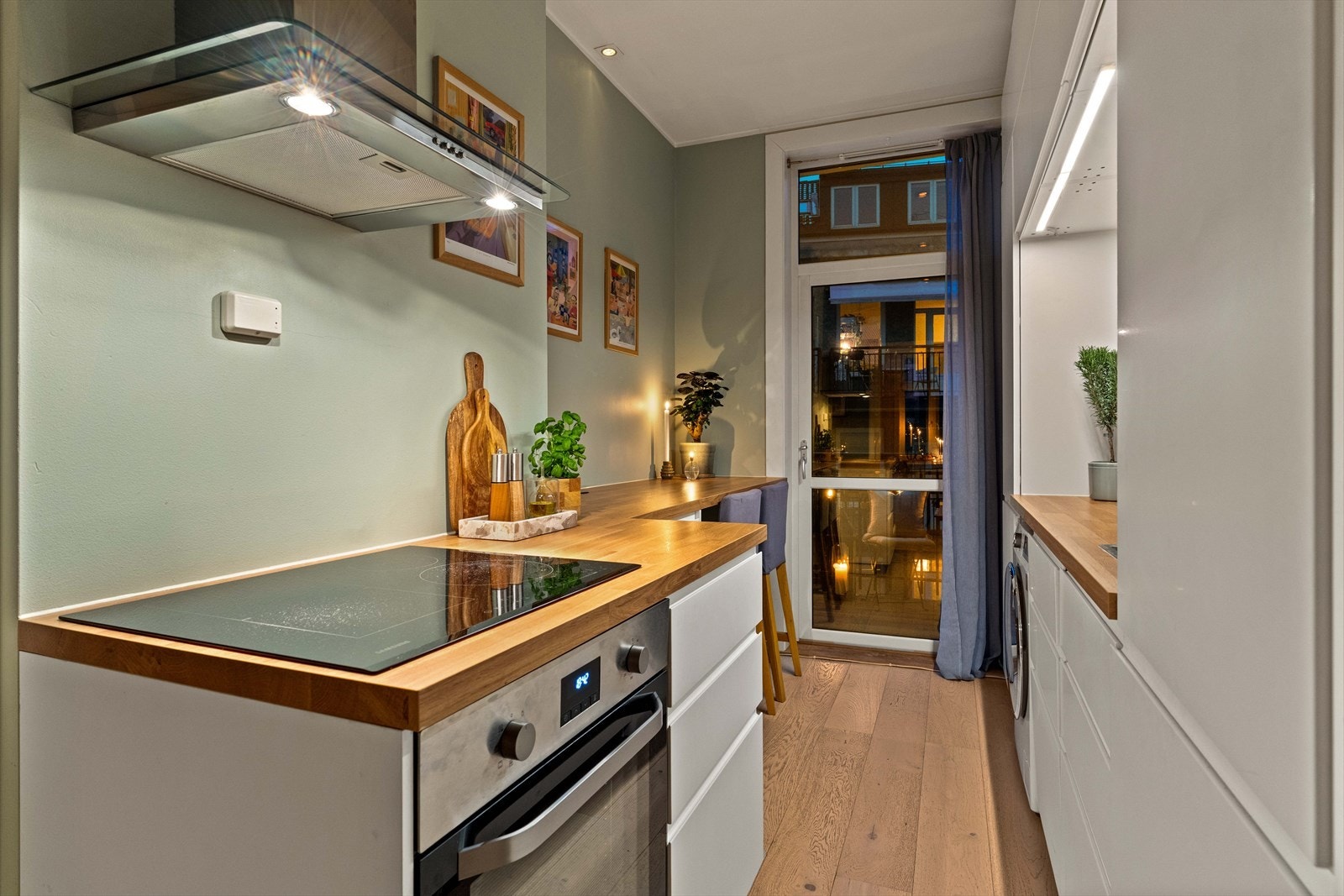 Benkeplater på kjøkkenet ble skiftet ut i 2024. Innredningen inkluderer integrert kjøl/frys, oppvaskmaskin, induksjonstopp og stekeovn. Galleribilde