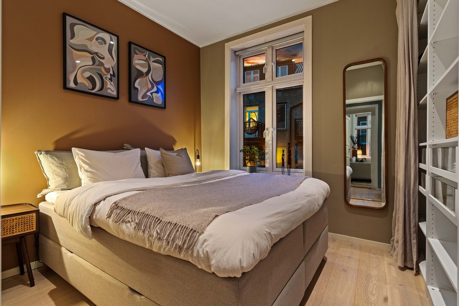 Leiligheten kombinerer historiske kvaliteter som en sjenerøs takhøyde, moderne oppgraderinger og lekre detaljer. Galleribilde