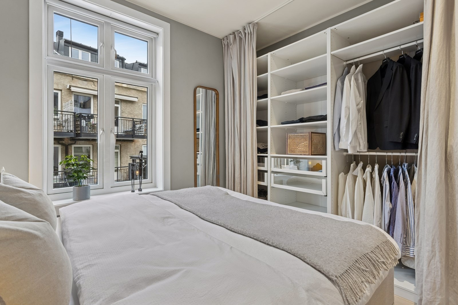 En romslig garderobeløsning gir rikelig med oppbevaringsplass. Galleribilde