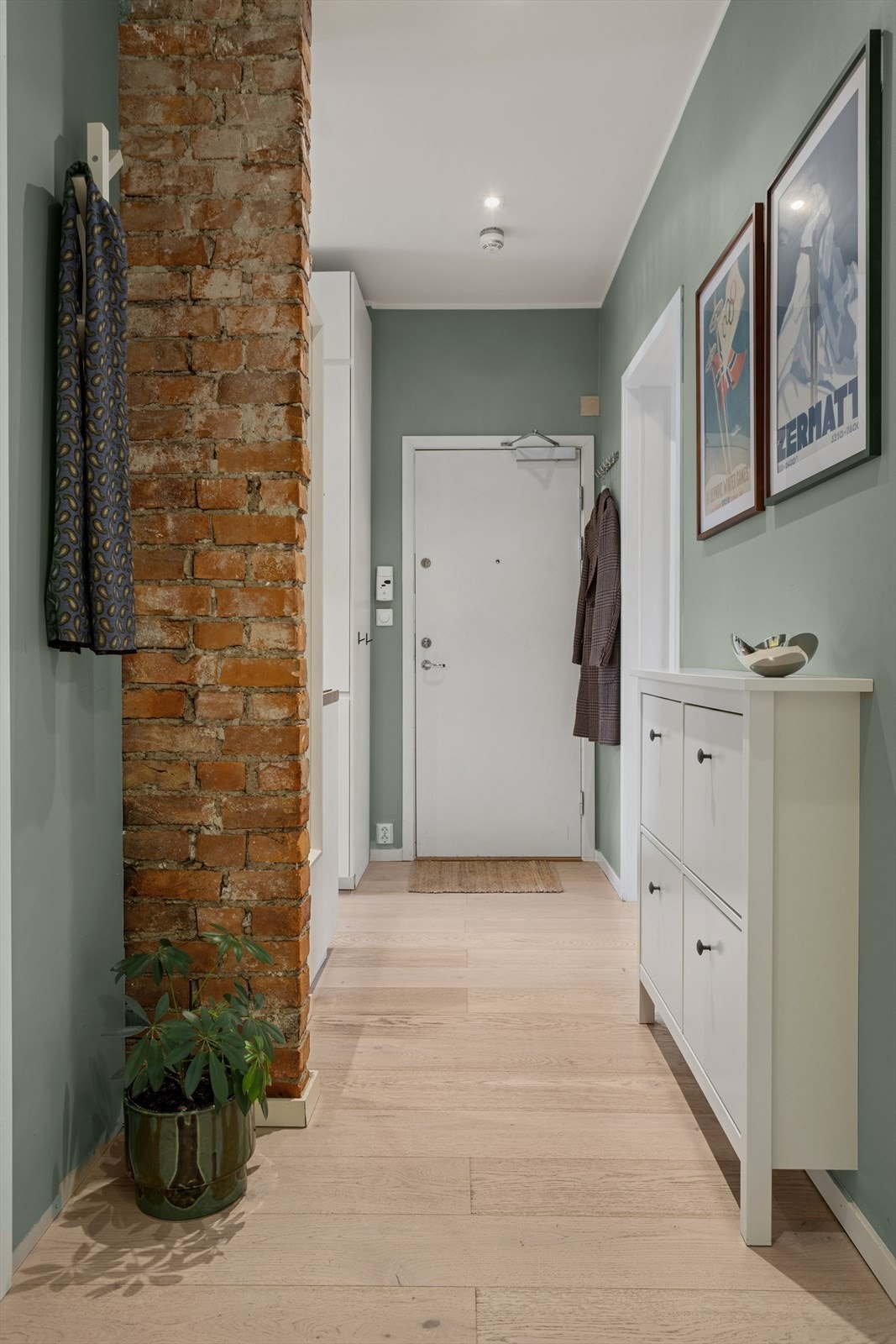 Her er det plass til å henge fra seg jakker og sette fra seg sko. Galleribilde