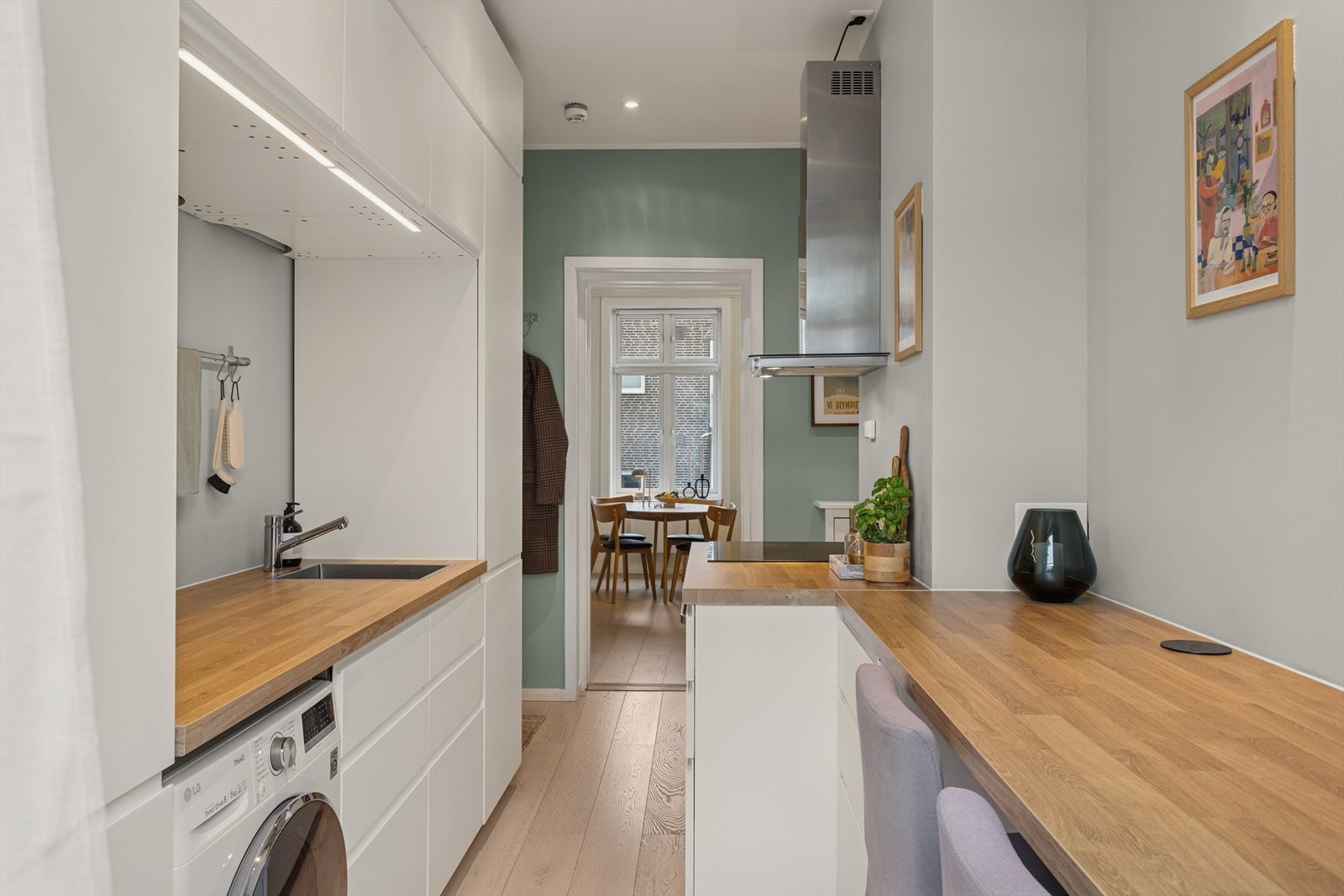 Benkeplaten i laminat gir god arbeidsflate, og det er ventilator med kullfilter. Galleribilde