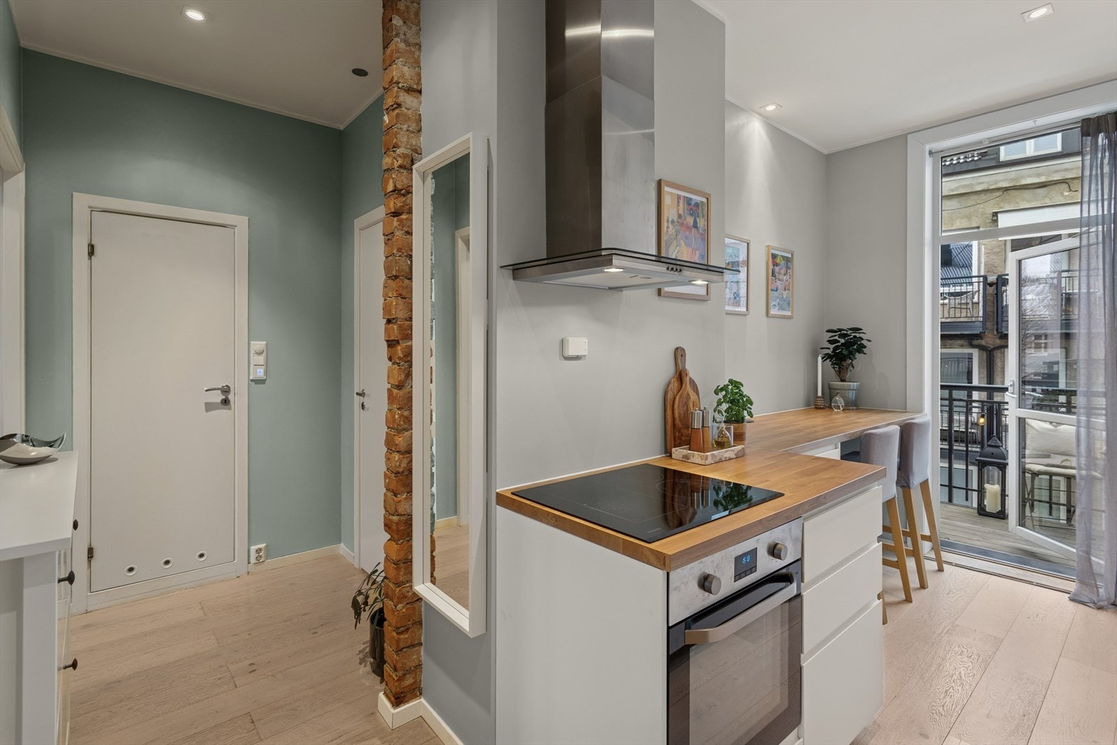 Teglsteinen gir en fin brytning til de moderne flatene. Galleribilde