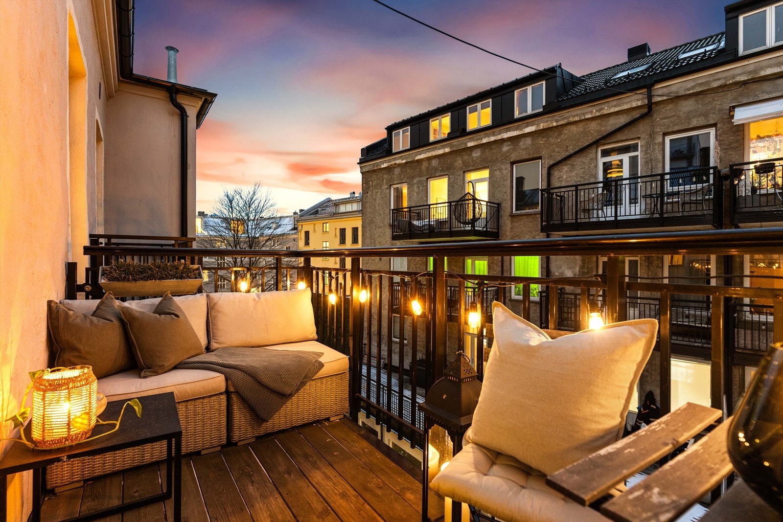 Velkommen til Hauchs Gate 6B! Dette er en klassisk og tiltalende 2-roms med gjennomgående planløsning, solrik vestvendt balkong, vedovn og takhøyde på 2,90 meter i stue. Velkommen til visning. Galleribilde