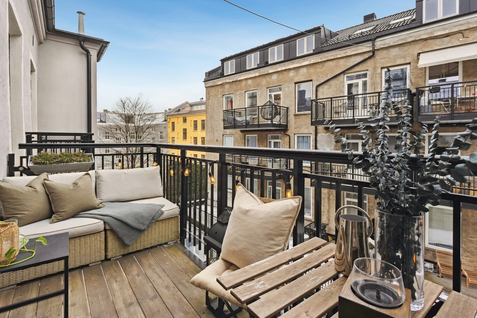 Utsyn mot en rolig og skjermet bakgård, tilbaketrukket fra trafikk og støy. Galleribilde