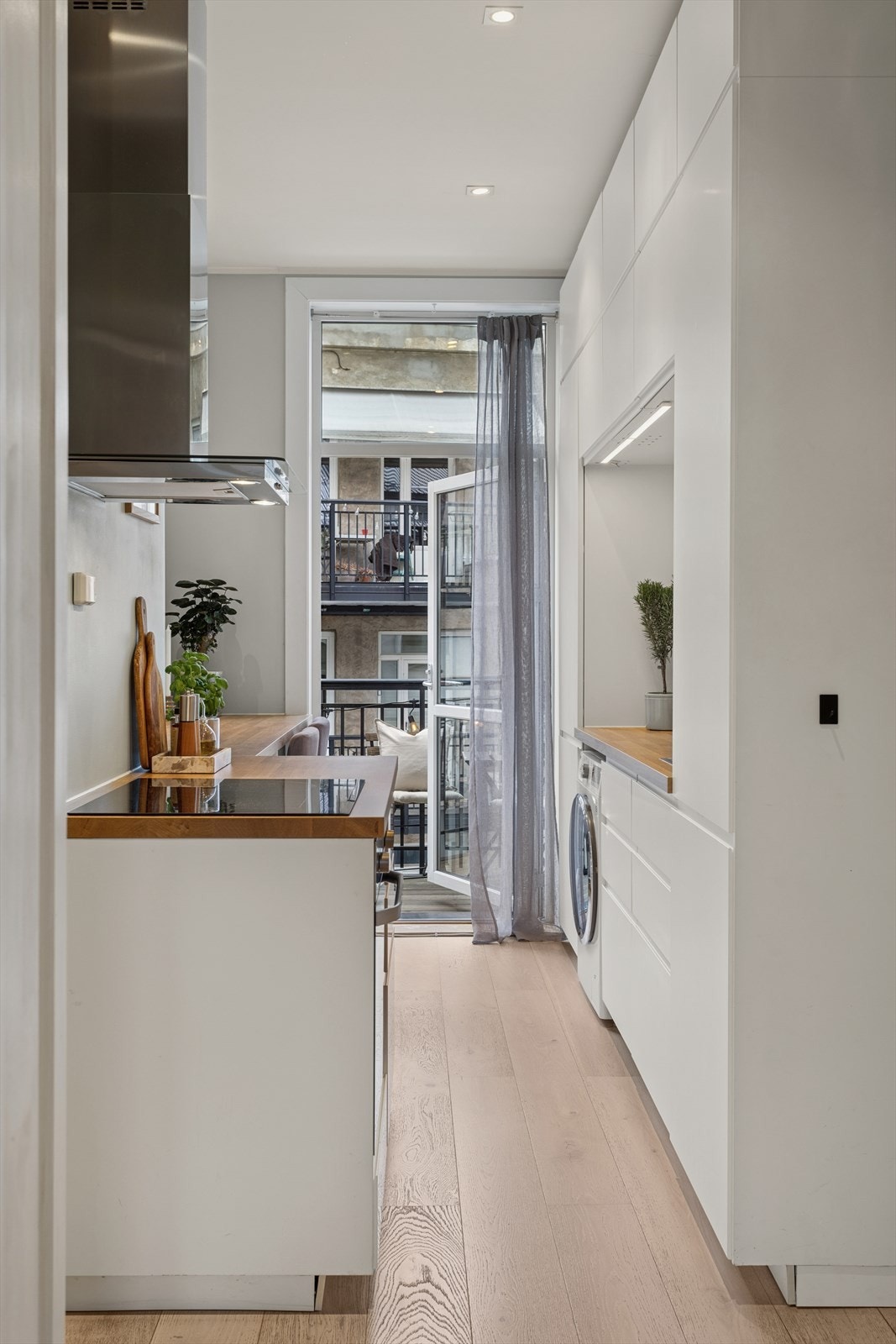 Kjøkkenet er utstyrt med komfyrvakt og vannstoppsystem. Galleribilde