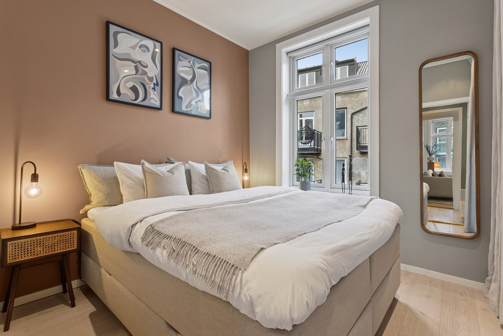 Soverommet har god plass til dobbeltseng og tilhørende nattbord. Galleribilde