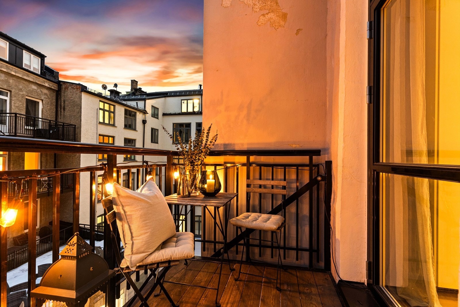 Den vestvendte balkongen på ca. 5 m² er en fin uteplass for stemningsfulle kvelder. Galleribilde