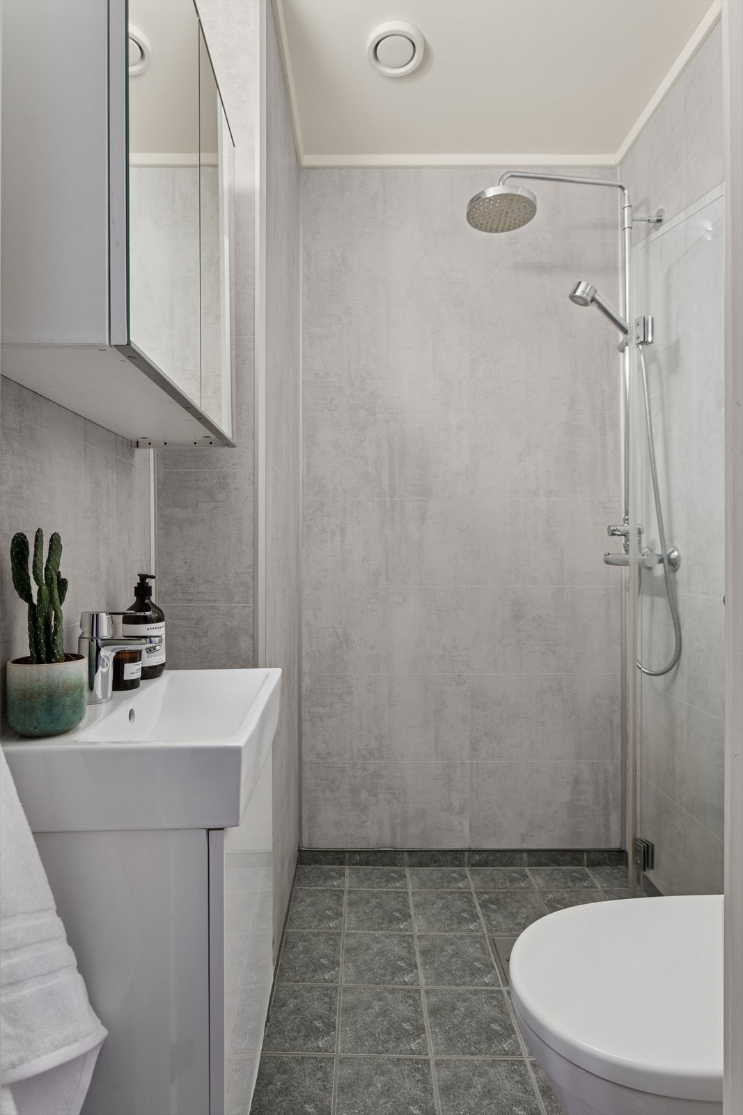 Badet som ble oppgradert i 2015 har flislagt gulv med varmekabler og rør-i-rør-system. Galleribilde