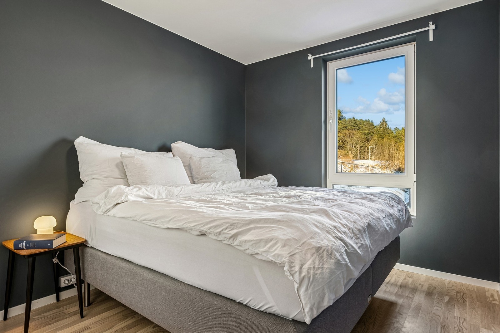 Hovedsoverommet har god plass til dobbeltseng og øvrig møblement. Galleribilde