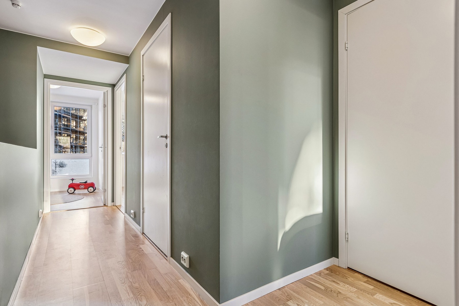 Gangen i 2. etasje skaper god flyt mellom rommene. Galleribilde