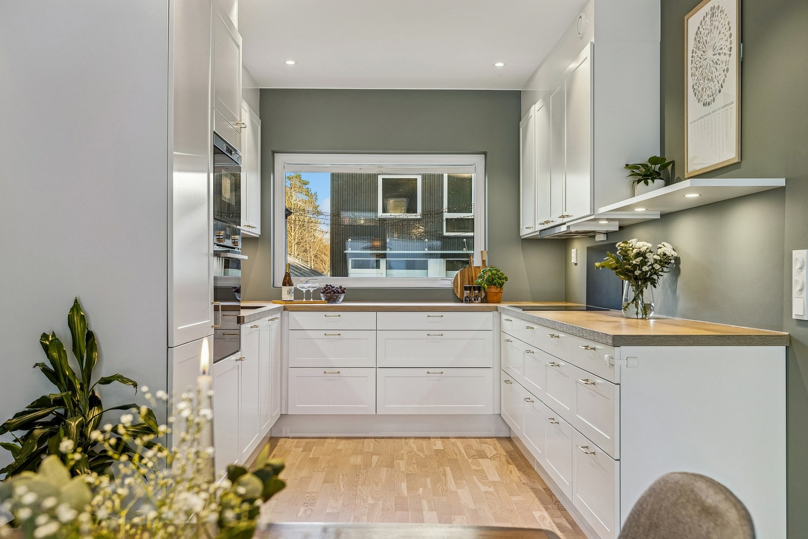 Moderne kjøkken med integrerte hvitevarer og funksjonell planløsning. Galleribilde