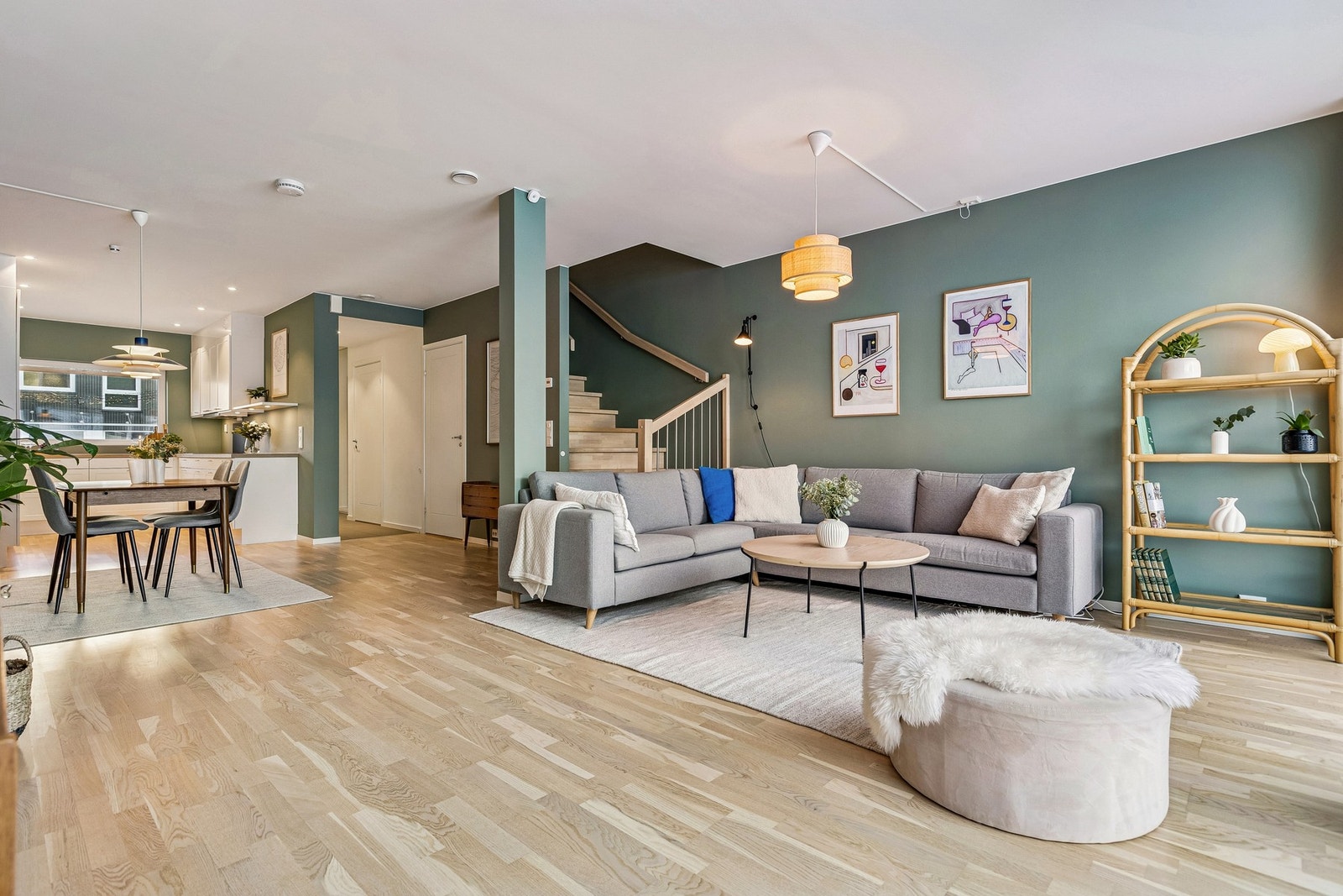 Stuen har store, åpne flater som gir gode møbleringsmuligheter. Galleribilde