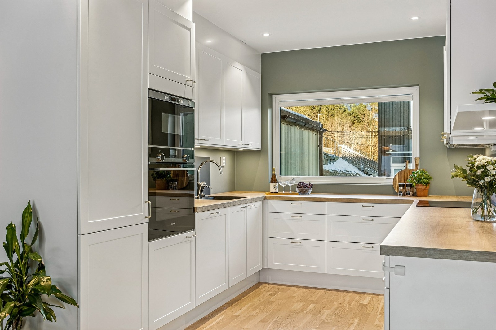 De integrerte hvitevarene består av kjøleskap, stekeovn, mikroovn, oppvaskmaskin og platetopp. Galleribilde