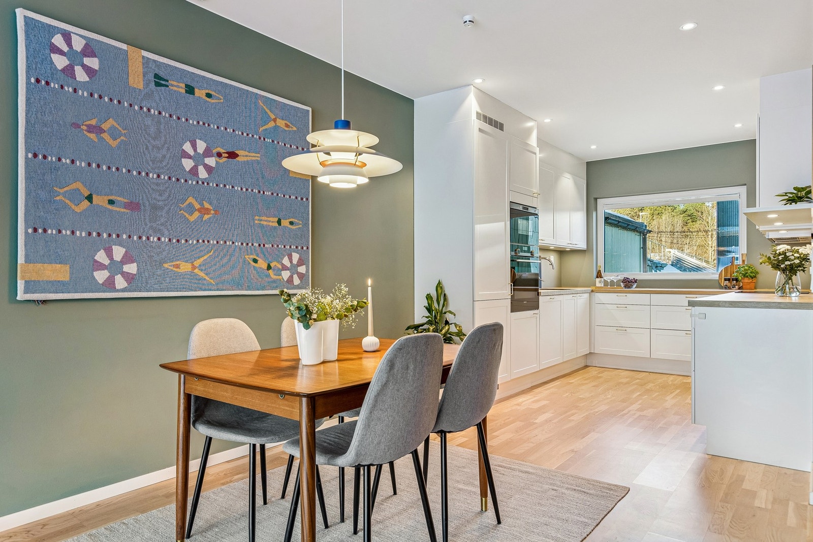 Boligen har en åpen kjøkkenløsning som skaper en mer sosial ramme. Galleribilde