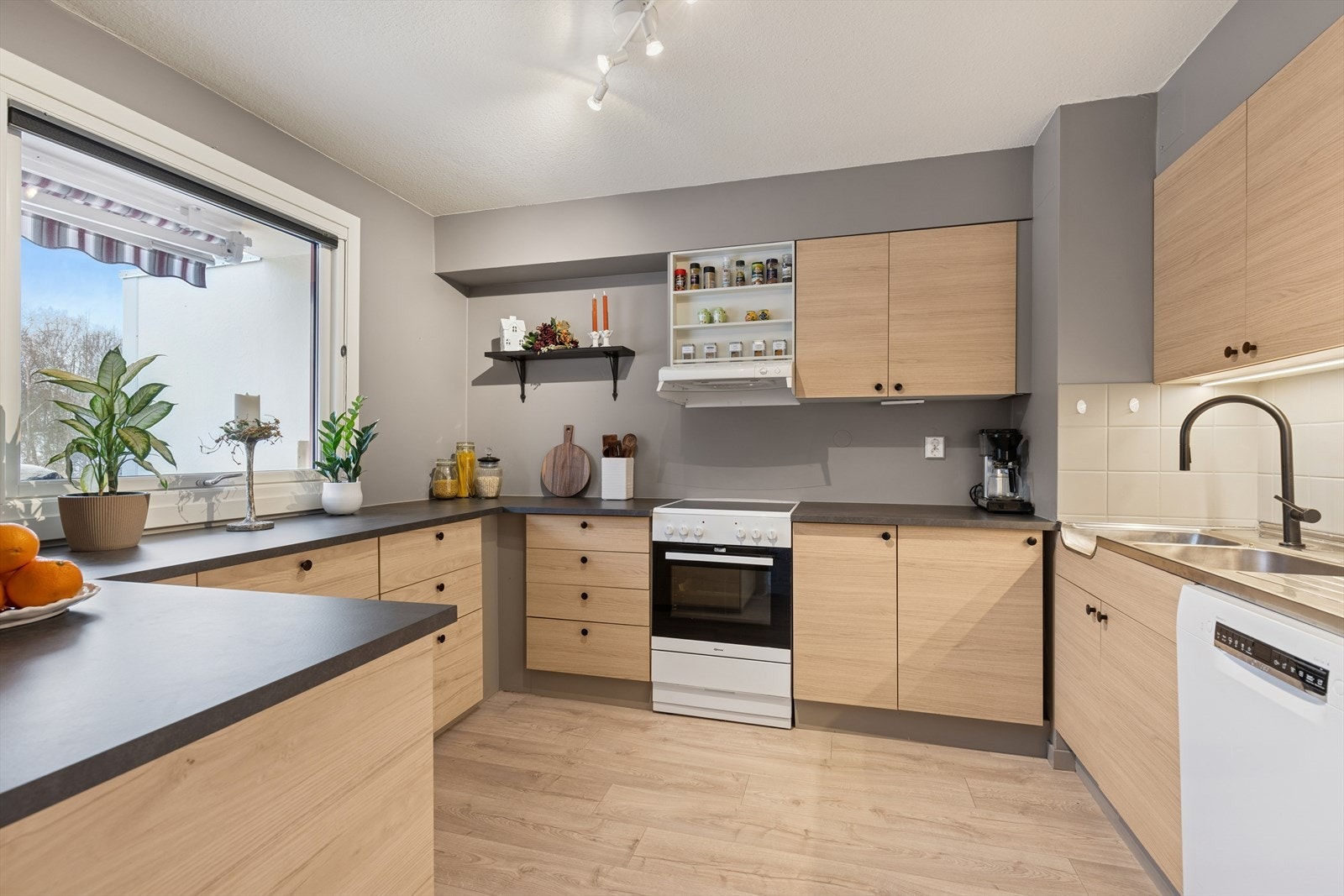 Kjøkkenet har rikelig med skap- og benkplass. Galleribilde