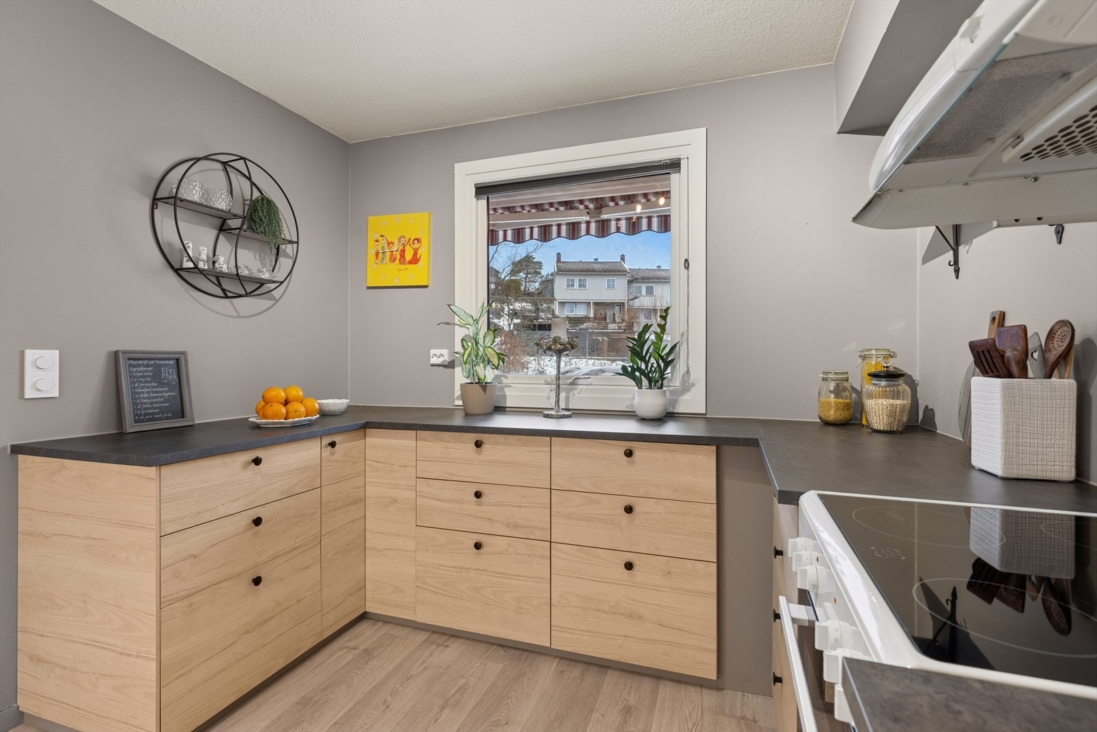 Godt med arbeidsbenk på kjøkkenet. Galleribilde