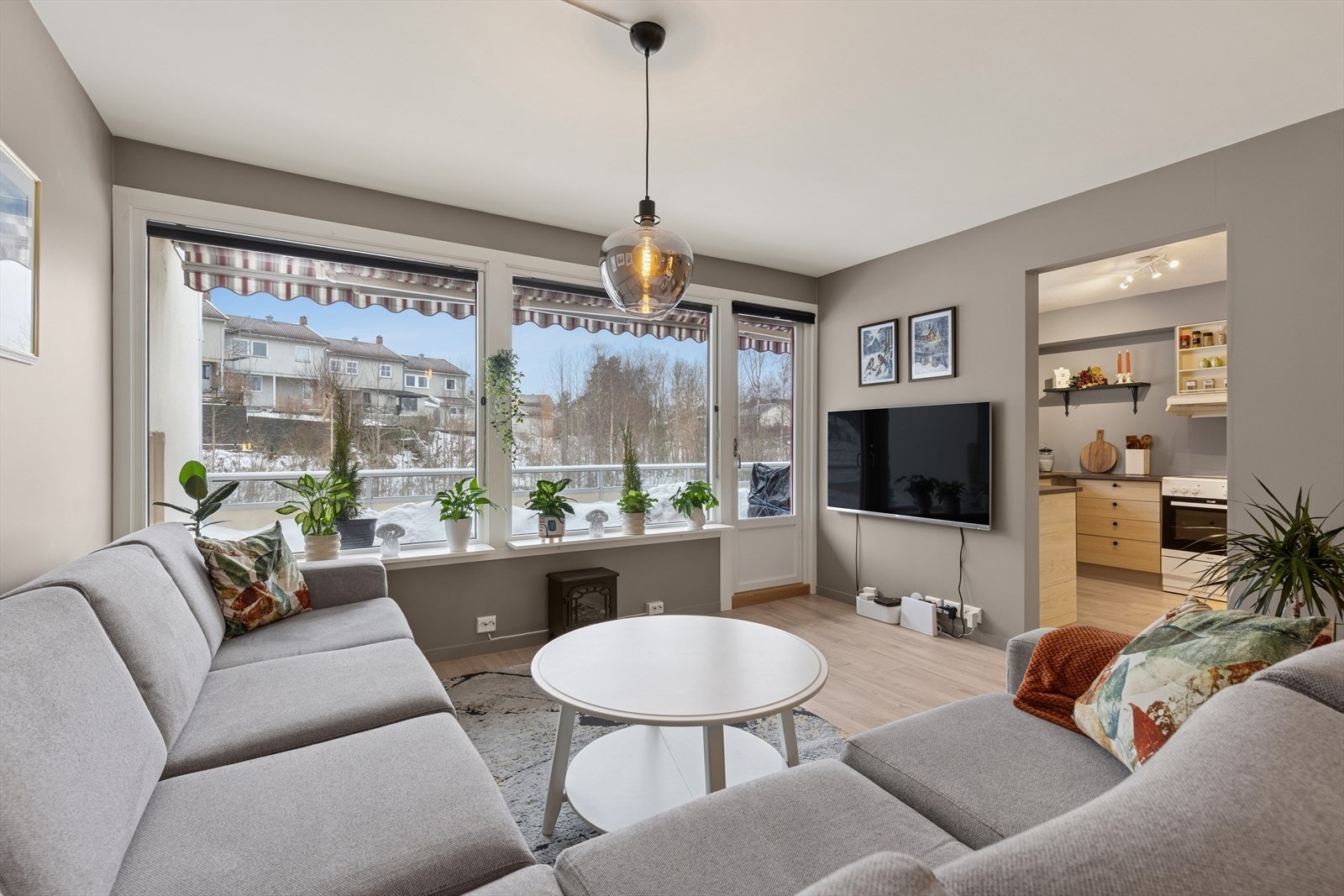 I stuen har leiligheten gode vindus overflater som gir rikelig med naturlig lys inn i rommet. Galleribilde