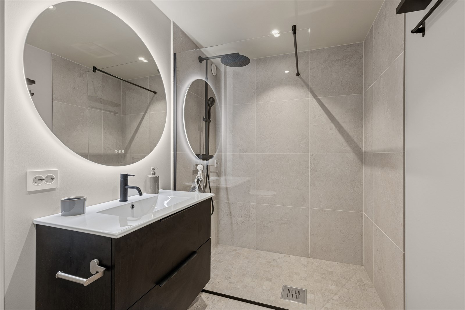 Moderne preg på badet med sorte detaljer. Galleribilde