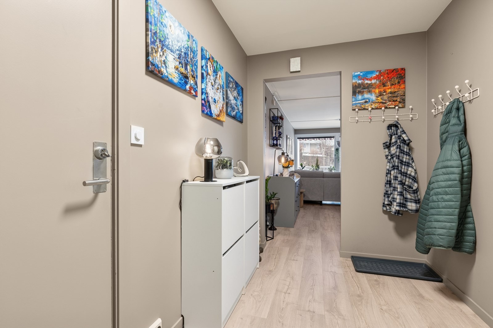 Rommet er av god størrelse med mulighet for skoskap og knagger, videre kan man gå inn i stuen. Galleribilde