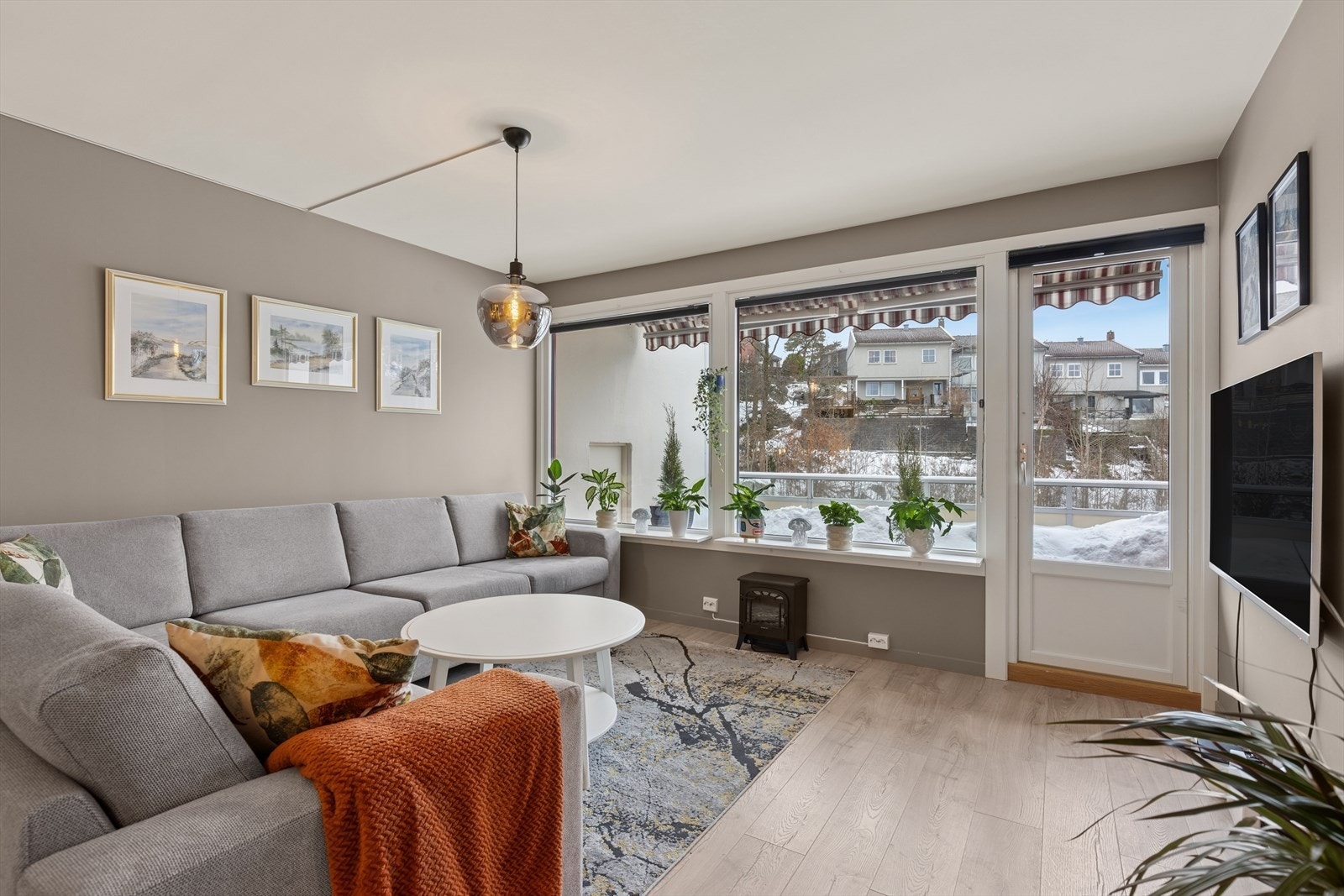 Fra stuen er det utgang til solrik balkong og med markise er det godt med litt sol skjerming på gode sommerdager. Galleribilde