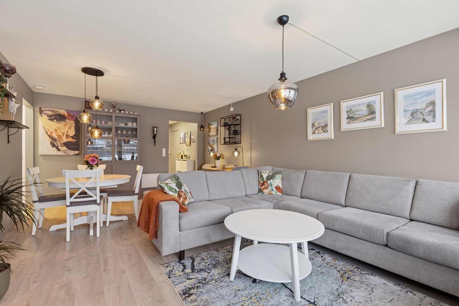 Stuen er enkel å møblere med sofagruppe og spisebord Galleribilde