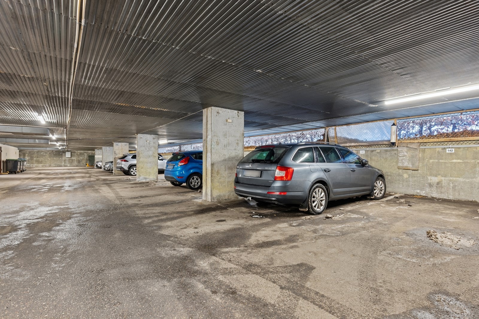 Fast biloppstillingsplass i lukket garasjeanlegg, plass nr 143. Galleribilde