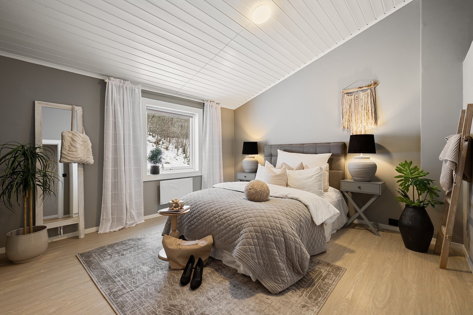 Flott hovedsoverom på 15,2 kvm med gjennomtenkt planløsning som gjør at rommet føles romslig selv etter møblering. Galleribilde