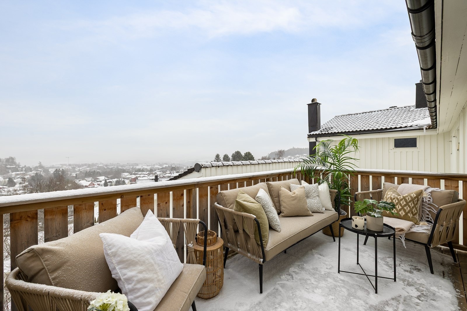 Her kan du nyte solen store deler av dagen i fred og ro med lite innsyn fra naboer. Galleribilde