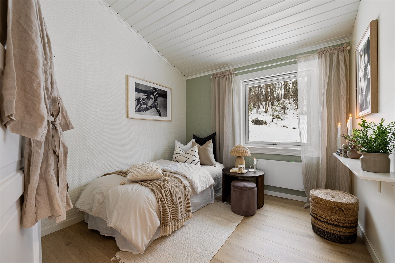 Leilighetens andre soverom på 7,6 kvm med god takhøyde. Galleribilde