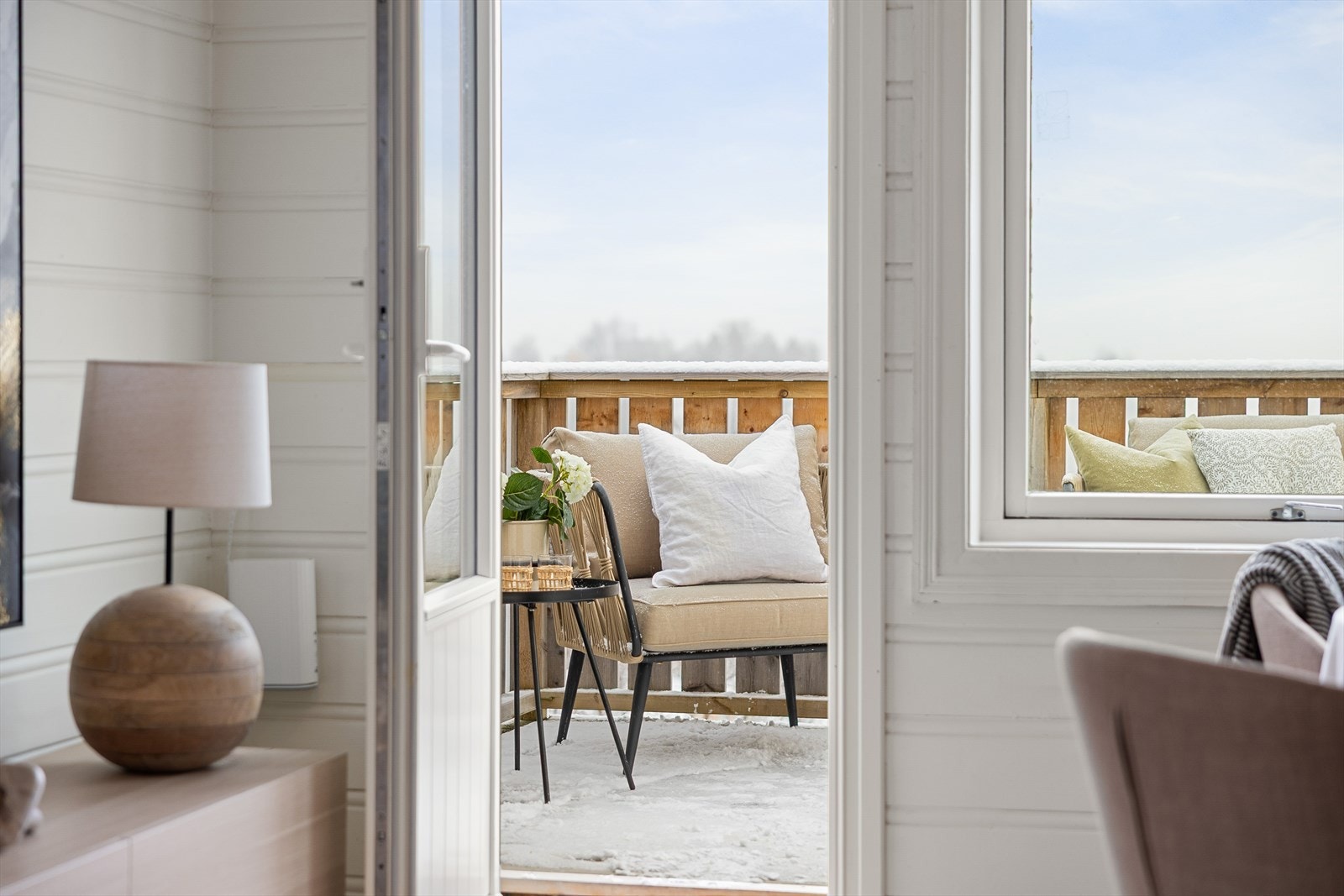 Fra stuen er det direkte utgang til verandaen. Galleribilde