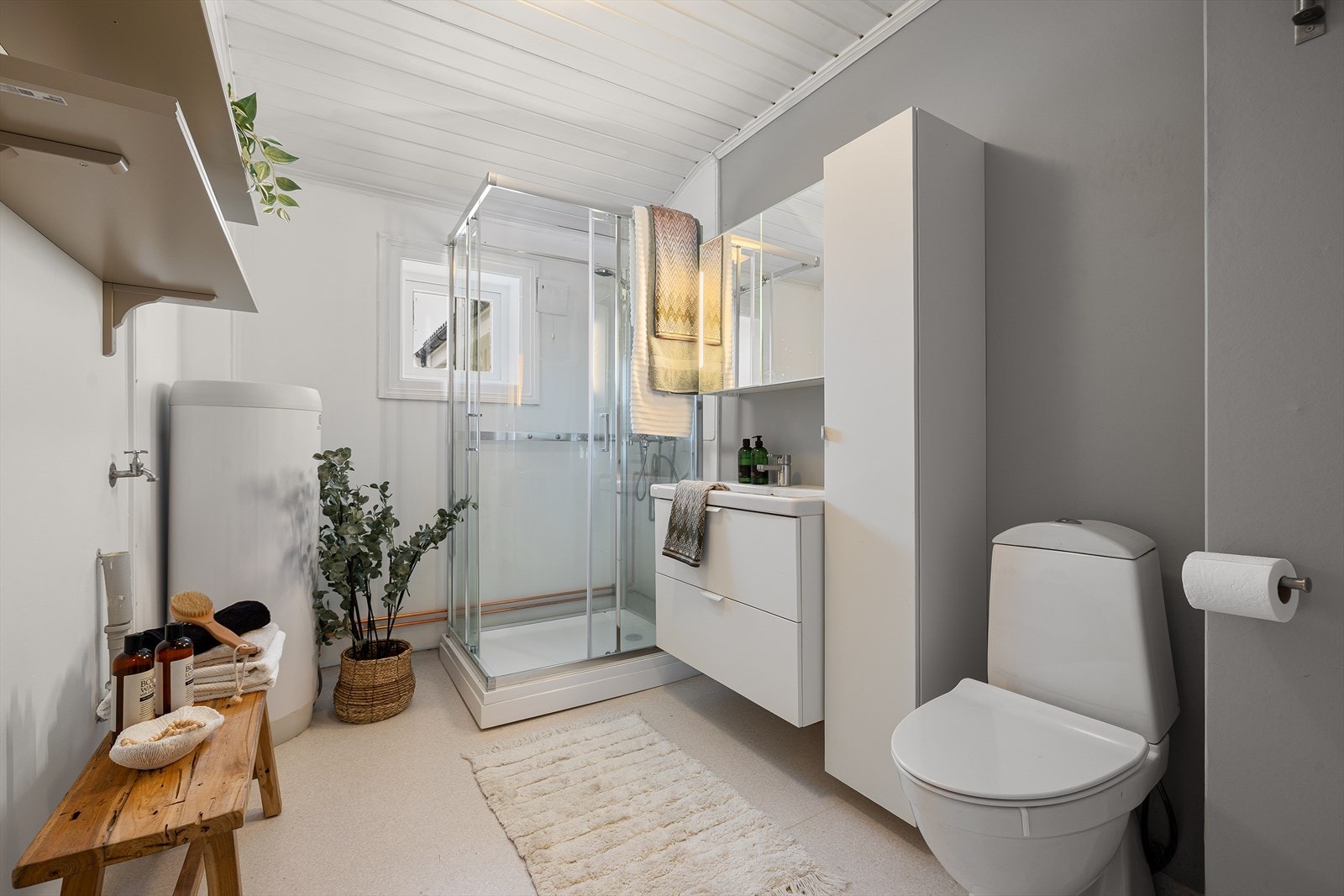 Lyst og praktisk bad på 5,8 kvm med nytt dusjkabinett fra 2025 og vegger overflatebehandlet i 2018. Galleribilde