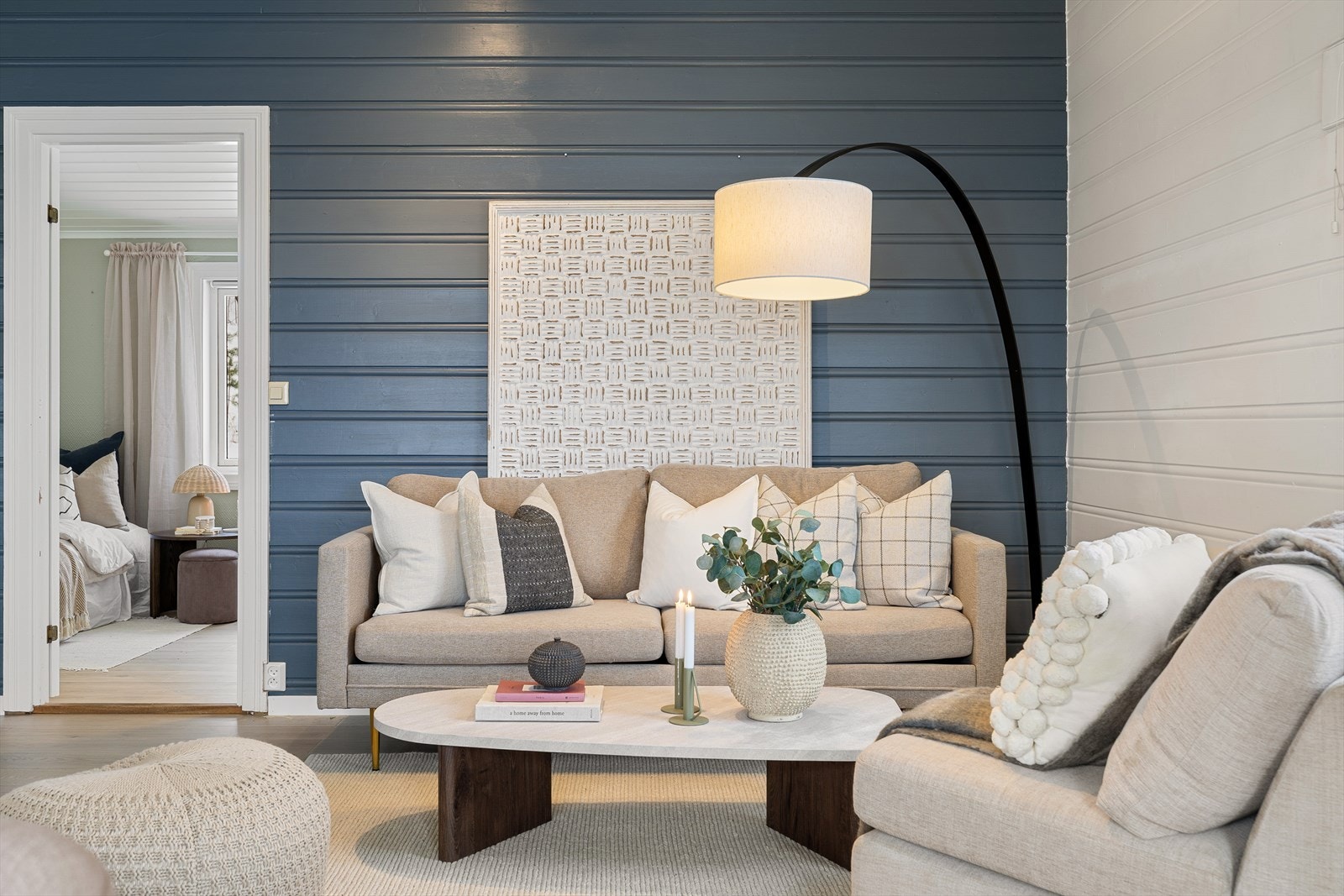 Felleskostnader 850 kr/mnd. Med boligen følger en egen privat biloppstillingsplass og felles gjesteparkering. Galleribilde