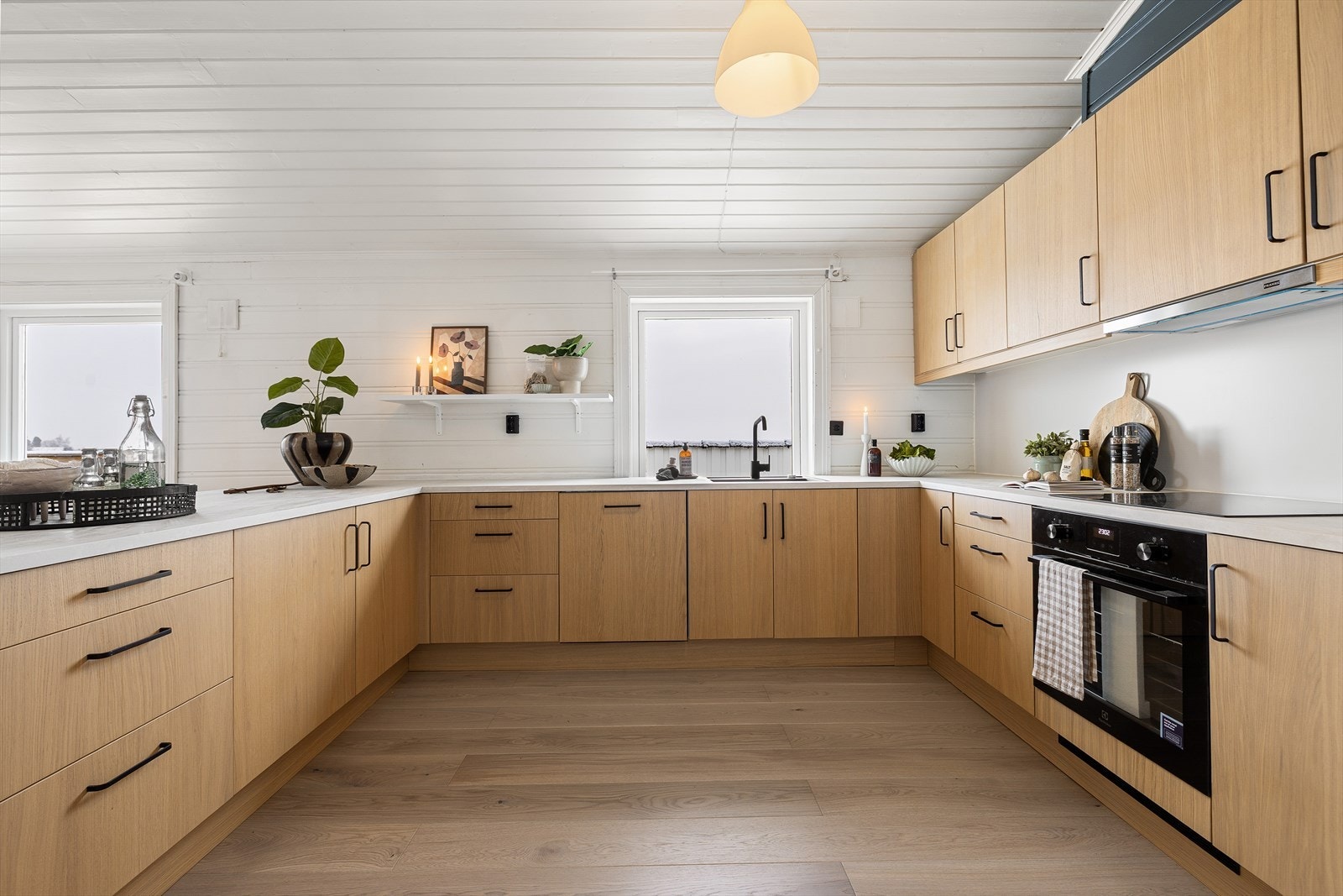 Tidløst kjøkken nytt i 2026. Integrerte hvitevarer medfølger handelen. Galleribilde