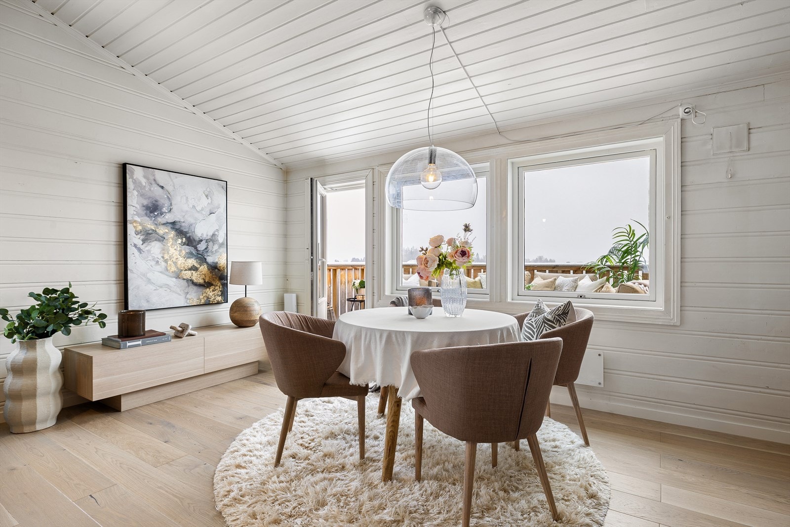 Lys og trivelig stue med god plass til spisestue del. Galleribilde